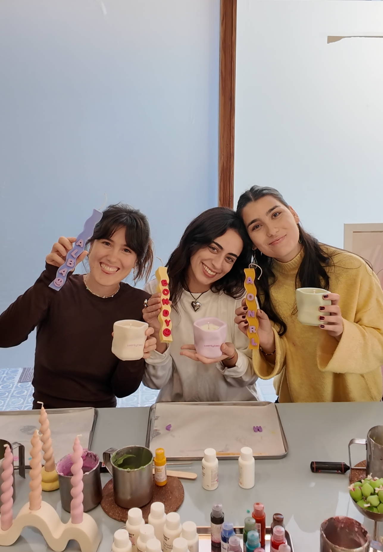 Taller Vela ondulada con nombre personalizado + tarro