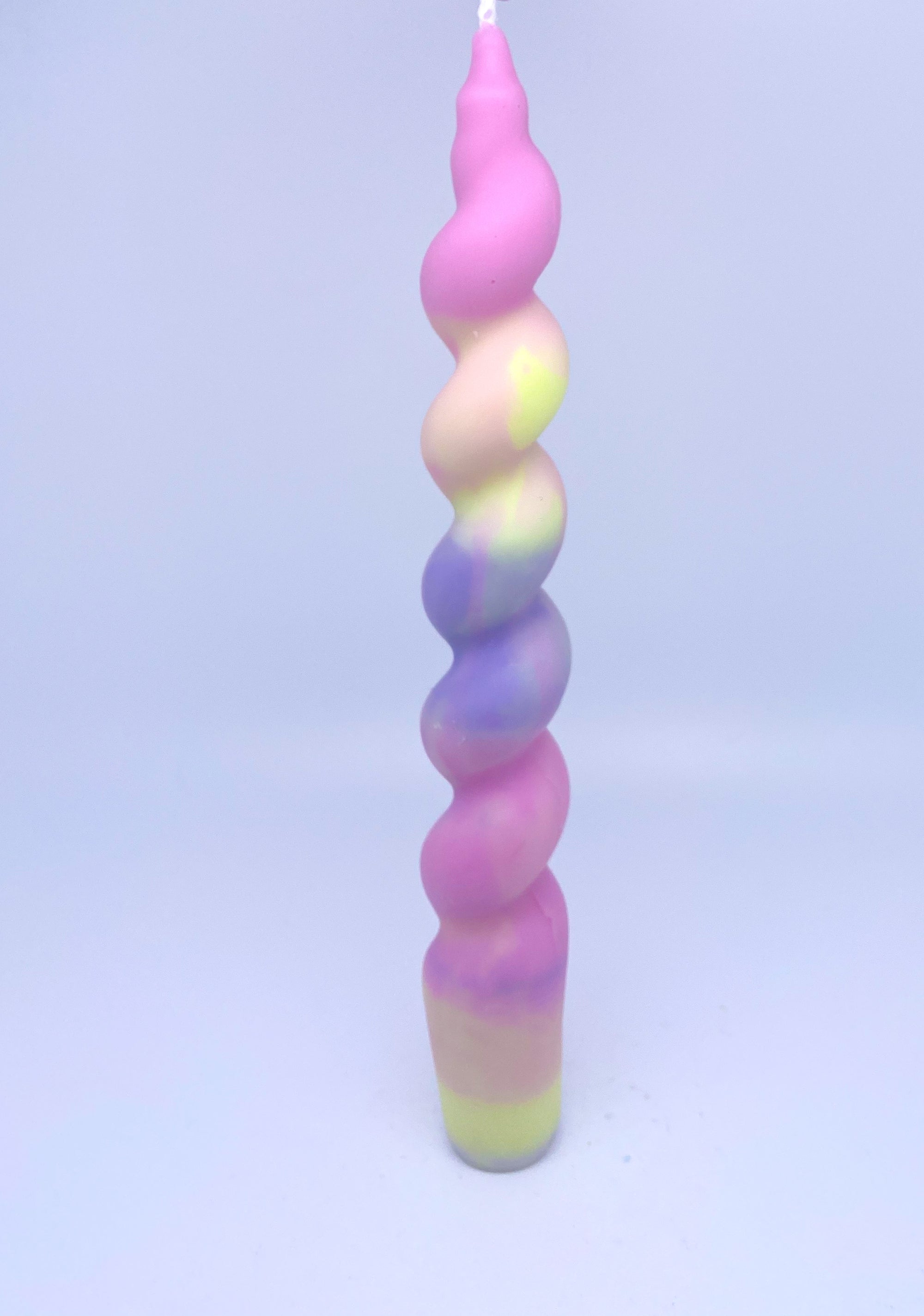 Twist tie dye candle